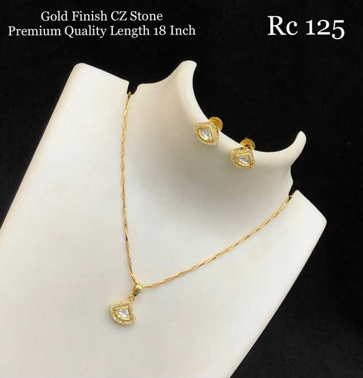 Gold finish chain pendant set